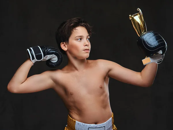 Jeune Champion Boxer Torse Portant Des Gants Tient Une Coupe — Photo