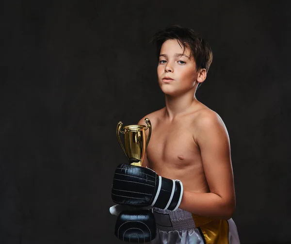 Jovem Campeão Boxeador Sem Camisa Usando Luvas Detém Uma Taça — Fotografia de Stock