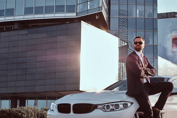 Hombre Barbudo Guapo Gafas Sol Vestido Con Traje Negro Sentado — Foto de Stock