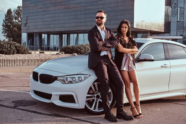 Pareja Atractiva Bien Vestida Apoyada Coche Lujo Aire Libre Contra — Foto de Stock