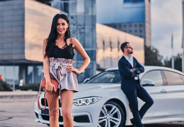 Mujer Hermosa Bien Vestida Hombre Brutal Traje Cerca Coche Lujo — Foto de Stock