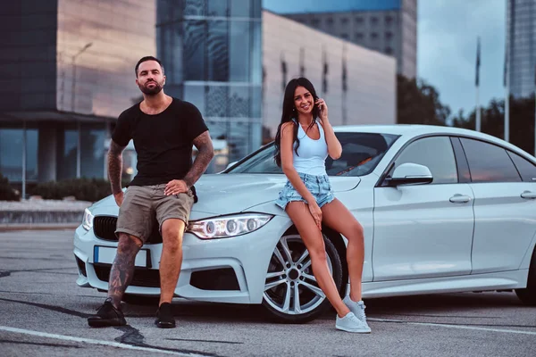 Pareja Genial Brutal Tatuado Masculino Sensual Chica Apoyándose Coche Lujo — Foto de Stock