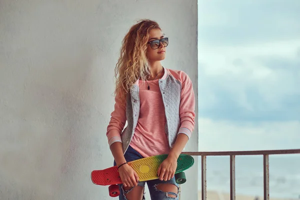 Retrato Una Jovencita Sensual Con Cabello Rubio Gafas Sol Vestida —  Fotos de Stock