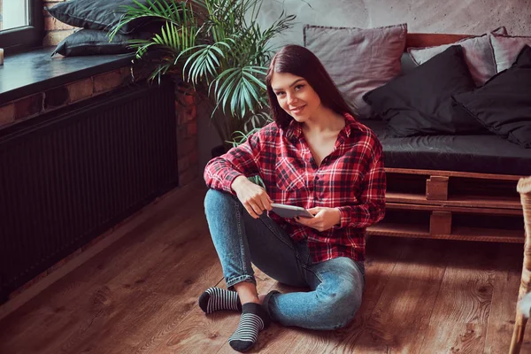 Charmig Brunette Flicka Student Klädd Rutig Skjorta Och Jeans Håller — Stockfoto