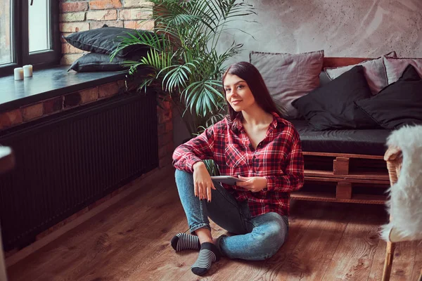 Charmig Brunette Flicka Student Klädd Rutig Skjorta Och Jeans Håller — Stockfoto