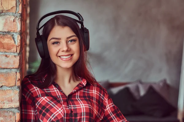 Retrato Cerca Una Chica Morena Sonriente Con Auriculares Vestidos Con —  Fotos de Stock