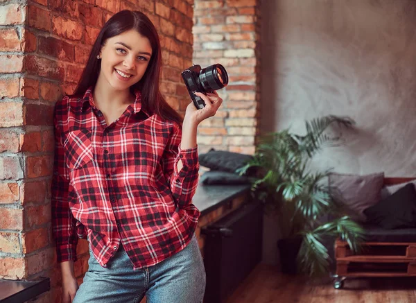 Portrétní Fotograf Šťastná Mladá Dívka Oblečená Kostkované Košili Džínách Drží — Stock fotografie