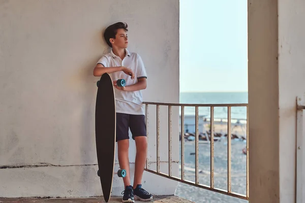 Portrait Young Skater Boy Dressed Shirt Shorts Leaning Wall Holds — Stock Photo, Image