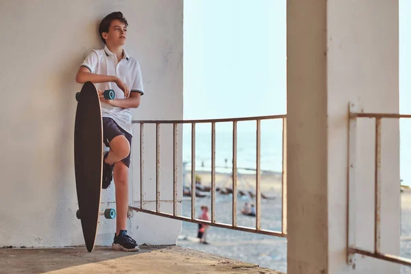 Portret Van Een Jonge Skater Jongen Gekleed Shirt Short Leunend — Stockfoto