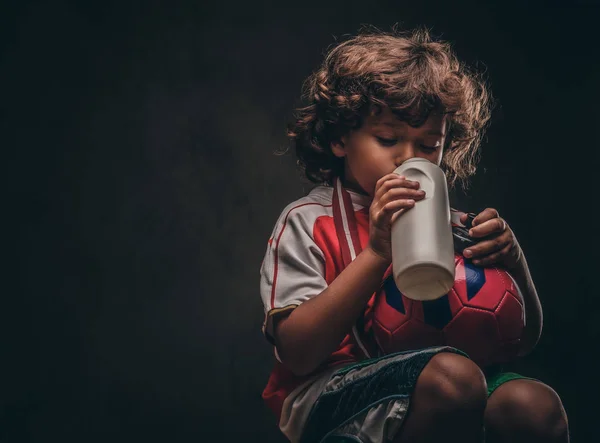 Pequeño Campeón Ropa Deportiva Sostiene Una Pelota Bebe Agua Una —  Fotos de Stock