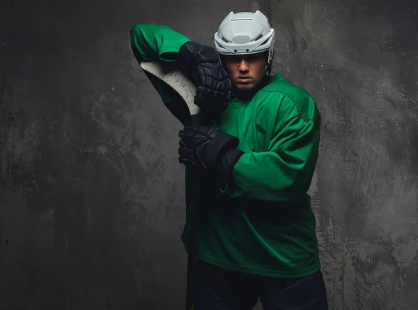 Jogador Hóquei Vestindo Equipamento Proteção Verde Capacete Branco Com Bastão — Fotografia de Stock