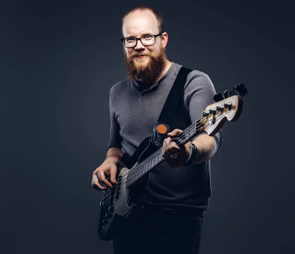 Sonriente Pelirroja Barbudo Músico Masculino Con Gafas Vestidas Con Una — Foto de Stock