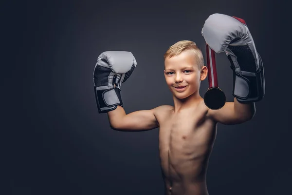 Gioioso Ragazzo Boxer Senza Maglietta Guanti Boxe Tiene Una Medaglia — Foto Stock