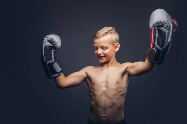 Gioioso Ragazzo Boxer Senza Maglietta Guanti Boxe Tiene Una Medaglia — Foto Stock