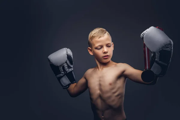 Giovane Pugile Senza Maglietta Con Guanti Boxe Tiene Una Medaglia — Foto Stock