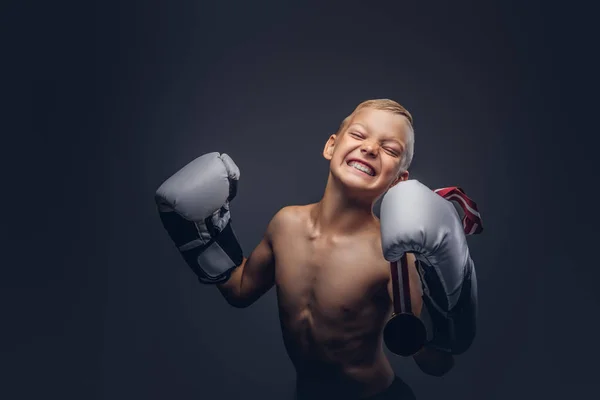 Gioioso Ragazzo Boxer Senza Maglietta Guanti Boxe Tiene Una Medaglia — Foto Stock