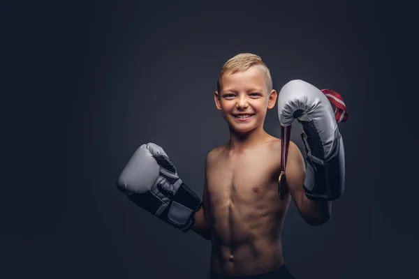 Gioioso Ragazzo Boxer Senza Maglietta Guanti Boxe Tiene Una Medaglia — Foto Stock