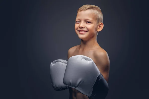 Boxer Ragazzo Sorridente Senza Maglietta Con Guanti Boxe Posa Uno — Foto Stock