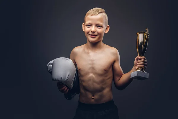 Mladí Košili Boy Drží Boxer Rukavice Pohár Vítězů Tmavém Pozadí — Stock fotografie