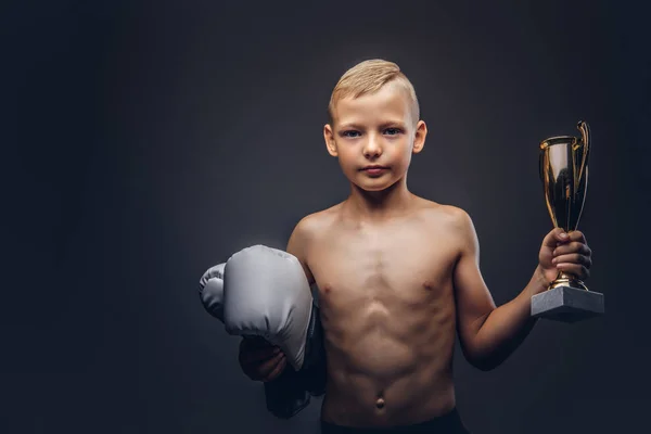 Junge Ohne Hemd Hält Boxerhandschuhe Und Den Siegerpokal Der Hand — Stockfoto