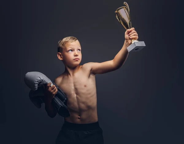 Junge Ohne Hemd Hält Boxerhandschuhe Und Den Siegerpokal Der Hand — Stockfoto