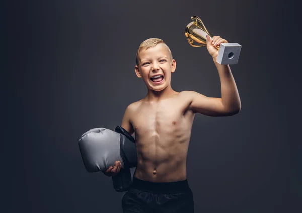 Joyful Shirtless Pojke Håller Boxare Handskar Och Vinnare Cup Isolerad — Stockfoto