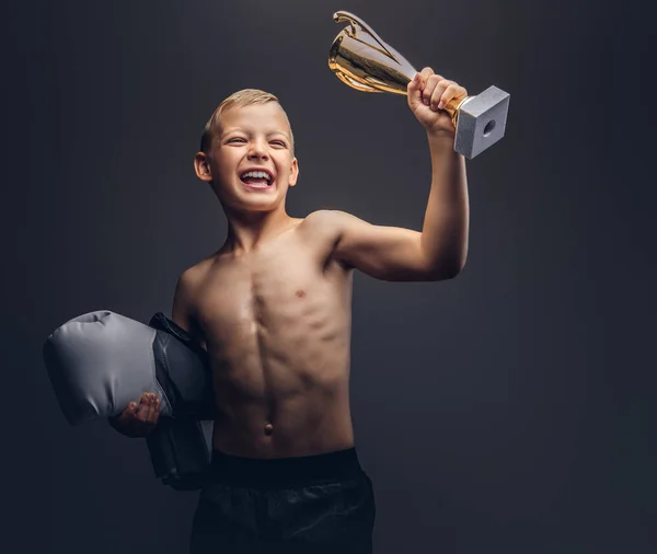 Joyful Shirtless Pojke Håller Boxare Handskar Och Vinnare Cup Isolerad — Stockfoto