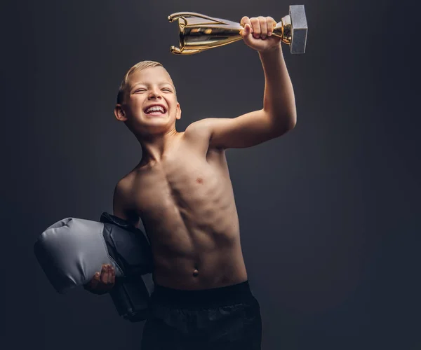Radostné Košili Boy Drží Boxer Rukavice Pohár Vítězů Tmavém Pozadí — Stock fotografie