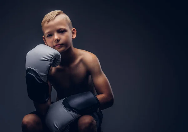 Giovane Ragazzo Senza Maglietta Con Guanti Boxe Seduto Una Sedia — Foto Stock