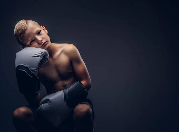 Znuděný Mladý Košili Boy Nosí Boxerské Rukavice Sedí Židli Tmavém — Stock fotografie