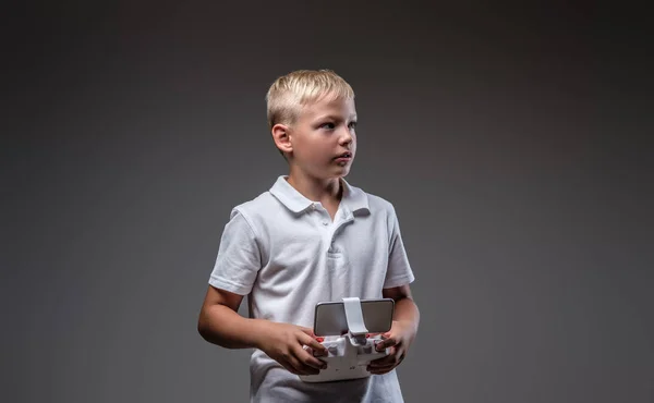 Stilig Liten Pojke Boxer Med Blont Hår Klädd Vit Shirt — Stockfoto