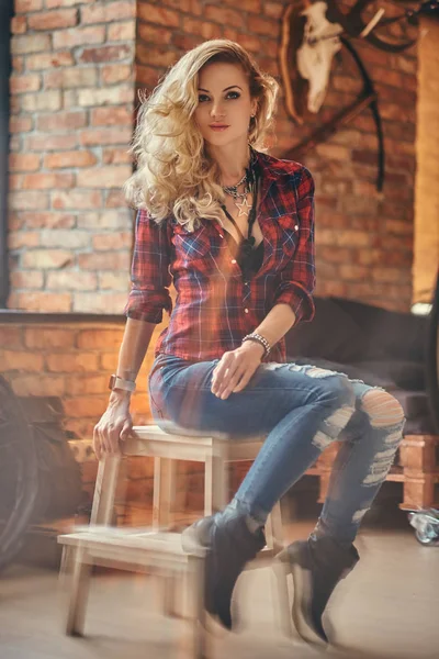 Smyslné Blond Bokovky Dívka Dlouhými Kudrnatými Vlasy Oblečený Fleecová Košile — Stock fotografie