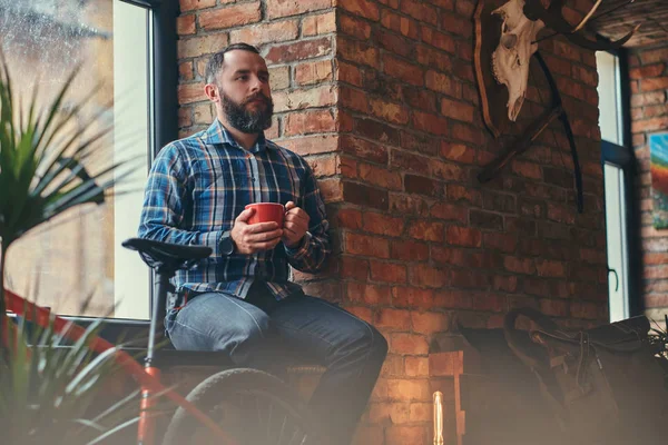 Portret Van Een Man Een Blauw Fleece Shirt Spijkerbroek Knappe — Stockfoto