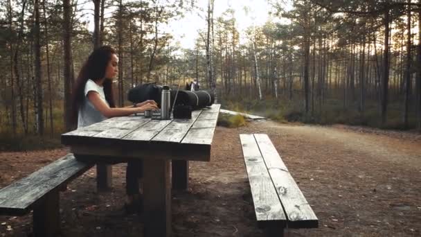 Zmysłowy Hipster Dziewczyna Pracująca Zewnątrz Laptopa Odpoczynek Piękny Jesienny Las — Wideo stockowe