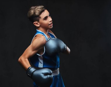 Yakışıklı genç boksör boks egzersizleri, ciddi konsantre yüz ile süreci odaklı sırasında portresi.