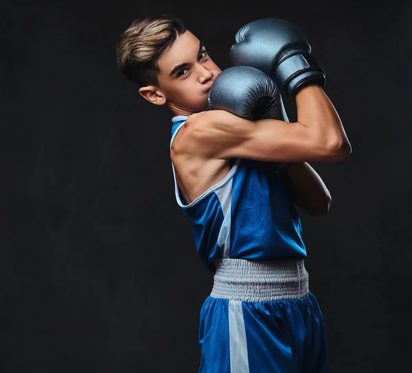 Retrato Belo Boxeador Jovem Durante Exercícios Boxe Focado Processo Com — Fotografia de Stock