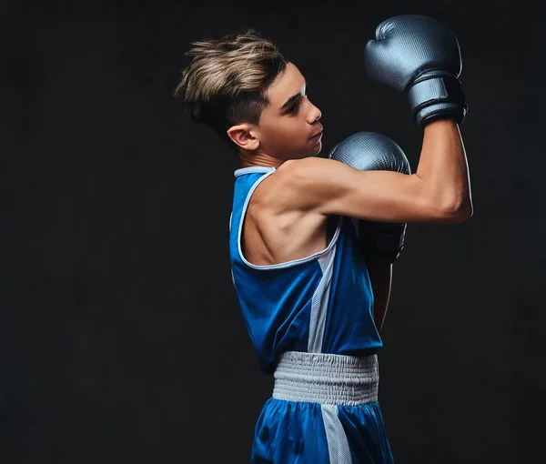 Retrato Belo Boxeador Jovem Durante Exercícios Boxe Focado Processo Com — Fotografia de Stock