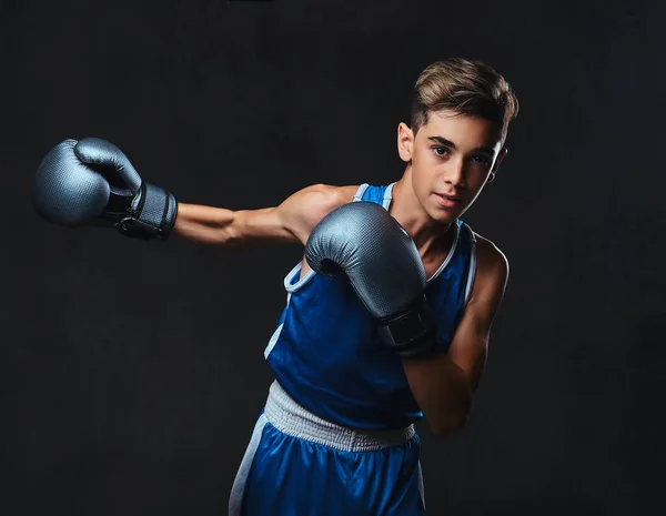 Bello Giovane Pugile Durante Gli Esercizi Boxe Focalizzato Sul Processo — Foto Stock