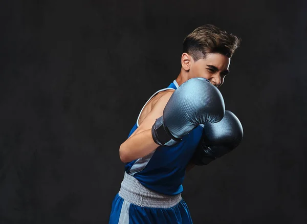 Retrato Belo Boxeador Jovem Durante Exercícios Boxe Focado Processo Com — Fotografia de Stock