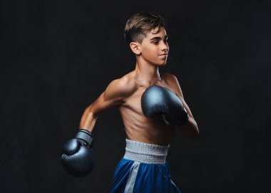 Yakışıklı gömleksiz genç boksör boks egzersizleri, ciddi konsantre yüz ile süreci odaklı sırasında portresi.