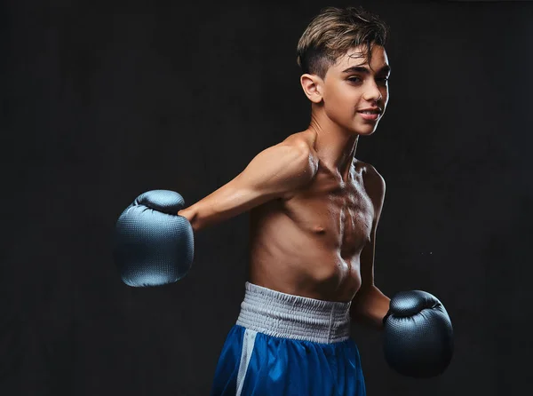 Hombre Joven Con Camisa Blanca Guantes Boxeo Haciendo Ejercicios Gimnasio:  fotografía de stock © myronstandret #522327098