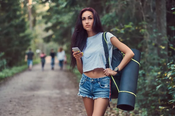 Bokovky Dívka Sobě Tričko Šortky Turistickou Mat Batoh Drží Smartphone — Stock fotografie