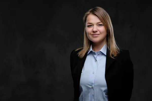 Portrait of a smiling blonde businesswoman formal dressed. Isolated on dark textured background. — Stock Photo, Image