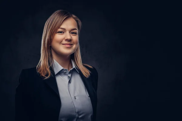 Portret uśmiechający się formalne businesswoman Blondynka ubrana. Na ciemnym tle z teksturą tle. — Zdjęcie stockowe