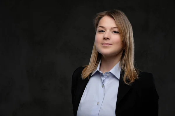 Portrait of a smiling blonde businesswoman formal dressed. Isolated on dark textured background. — Stock Photo, Image