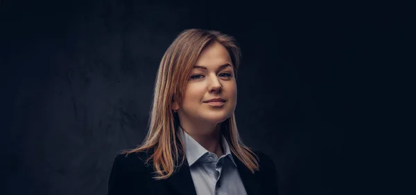 Portrait of a smiling blonde businesswoman formal dressed. Isolated on dark textured background. — Stock Photo, Image