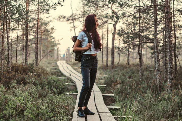 Ganzkörperporträt Eines Touristenmädchens Das Auf Einem Holzweg Einem Schönen Wald — Stockfoto