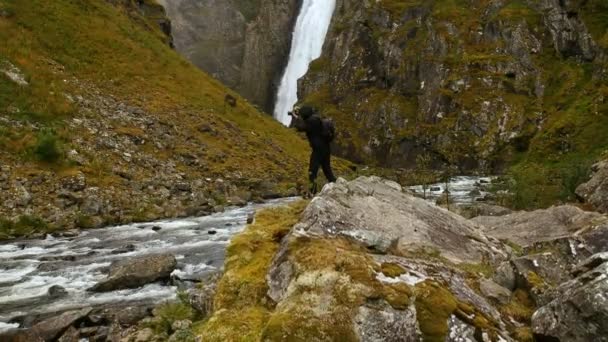 카메라와 함께 자연 사진 관광 폭포에 대 한 산에 서 있는 동안 촬영. 노르웨이. — 비디오