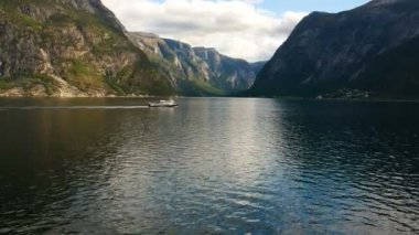 Güzel görünümü bir fiyort Norveç'te su ve yüksek dağlar.