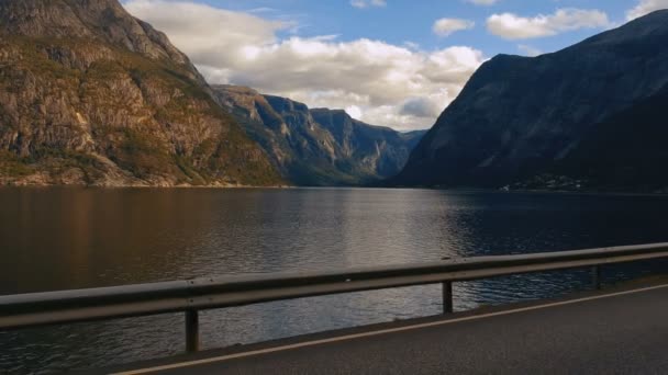 Όμορφη θέα από ψηλά βουνά και το νερό του φιόρδ στη Νορβηγία. — Αρχείο Βίντεο